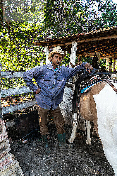 Cowboy mit seinem Pferd auf einer Farm bei Trinidad  Kuba  Westindien  Karibik  Mittelamerika