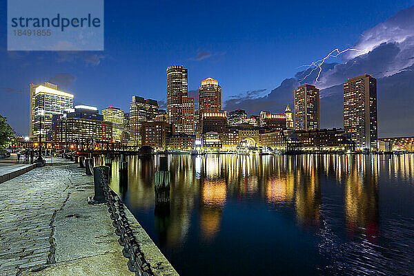 Blitz über Boston Waterfront  Boston  Massachusetts  Neuengland  Vereinigte Staaten von Amerika  Nord-Amerika