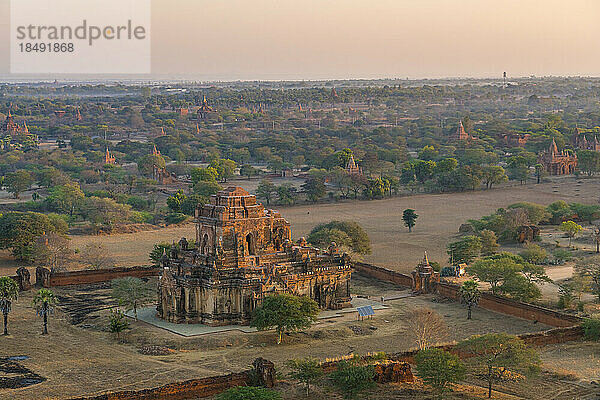 Alte Tempel in Bagan bei Sonnenaufgang  Alt-Bagan (Pagan)  UNESCO-Weltkulturerbe  Myanmar (Burma)  Asien