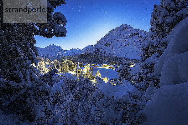 Märchenhafte Ansicht der verschneiten Chiesa Bianca in einer sternenklaren Winternacht  Maloja  Bergell  Engadin  Kanton Graubünden  Schweiz  Europa