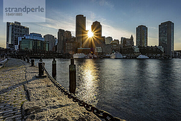 Sunburst am Fan Pier  Boston Waterfront  Boston  Massachusetts  Neuengland  Vereinigte Staaten von Amerika  Nordamerika