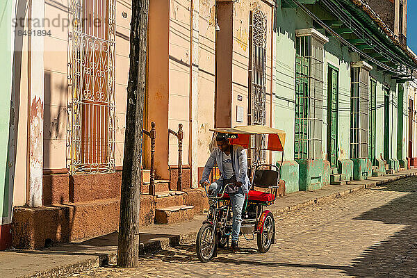 Fahrradbuggy namens Ferrari auf einer Kopfsteinpflasterstraße  Trinidad  Kuba  Westindien  Karibik  Mittelamerika
