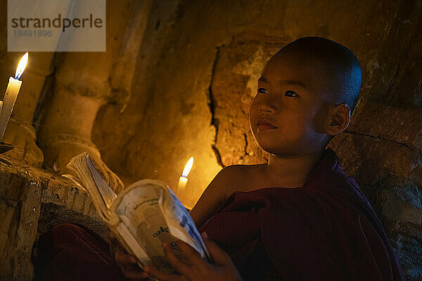 Junger Mönch mit Buch im Tempel  Bagan (Pagan)  Myanmar (Burma)  Asien
