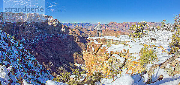 Ein Wanderer steht auf einer schneebedeckten Klippe am östlichen Rand des Grand Canyon National Park  UNESCO Weltkulturerbe  Arizona  Vereinigte Staaten von Amerika  Nordamerika