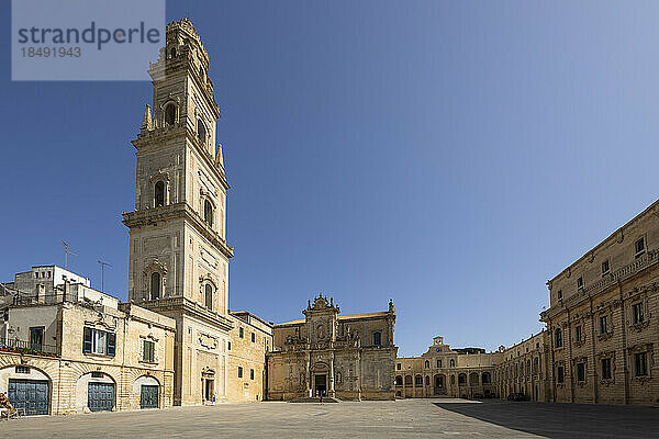 Der Dom und der Palazzo Vescovile mit dem Glockenturm auf der Piazza del Duomo  Lecce  Apulien  Italien  Europa