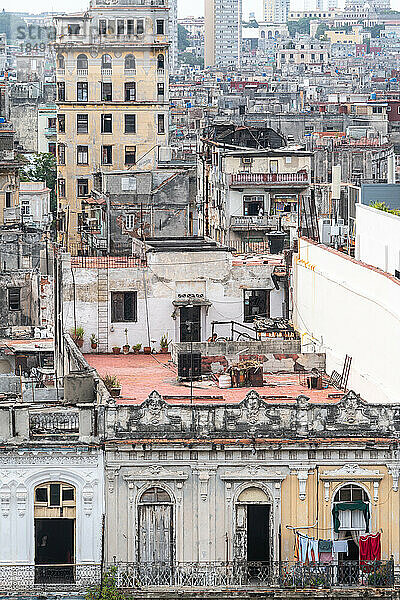 Luftaufnahme der Straßen  die das moderne vom alten Havanna trennen  mit verfallenen Häusern im Vordergrund  Havanna  Kuba  Westindien  Karibik  Mittelamerika