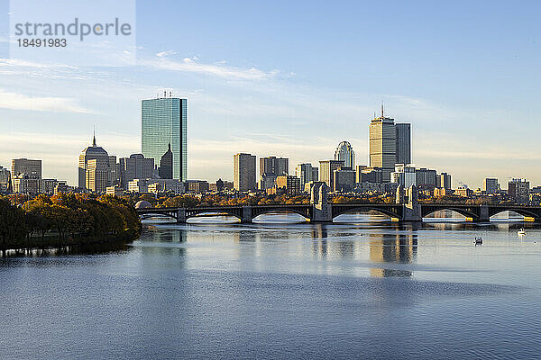Boston Skyline mit Longfellow Bridge  Boston  Massachusetts  Neuengland  Vereinigte Staaten von Amerika  Nordamerika