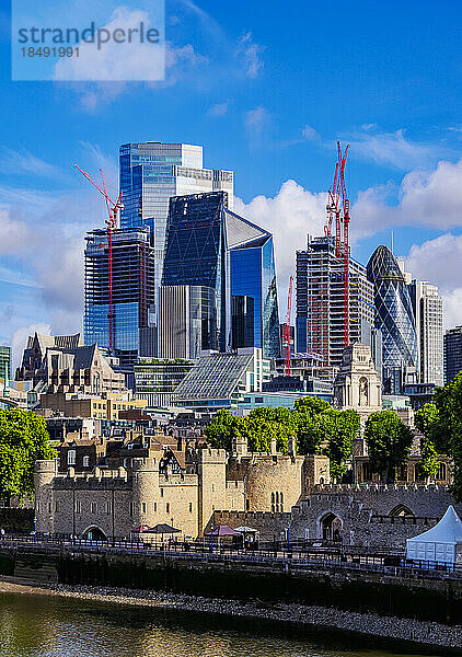 Tower of London  UNESCO-Weltkulturerbe  und die Skyline der City of London  London  England  Vereinigtes Königreich  Europa