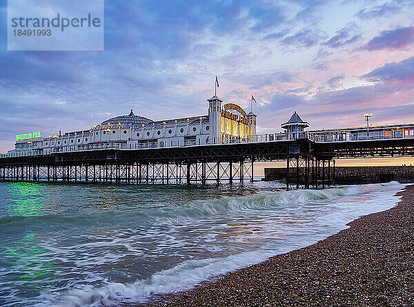 Brighton Palace Pier in der Abenddämmerung  Stadt Brighton und Hove  East Sussex  England  Vereinigtes Königreich  Europa