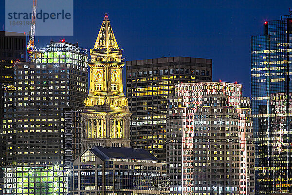 Boston Skyline in Lichtern  Boston  Massachusetts  Neuengland  Vereinigte Staaten von Amerika  Nord-Amerika