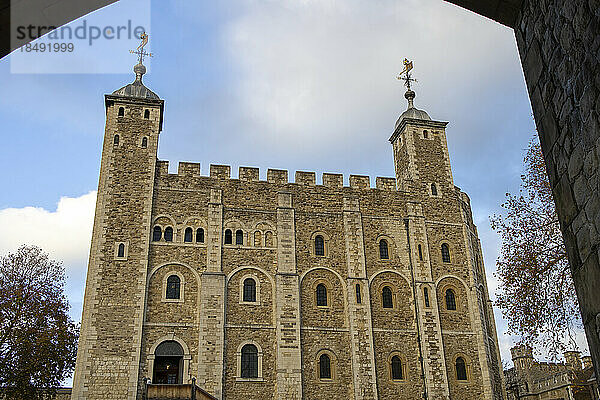 Tower of London durch den Bogen  UNESCO-Weltkulturerbe  London  England  Vereinigtes Königreich  Europa