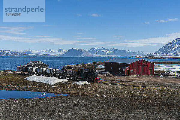 Alte Dampfeisenbahn  Ny-Alesund  früher für den Bergbau genutzt  Spitzbergen  Svalbard Inseln  Arktis  Norwegen  Europa