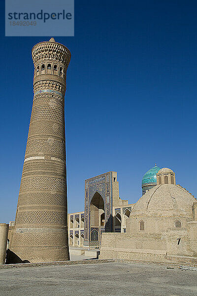 Kalyon Minar (Großes Minarett)  Mir-I Arab Madrasah im Hintergrund  Poi Kalyon Platz  UNESCO Weltkulturerbe  Buchara  Usbekistan  Zentralasien  Asien