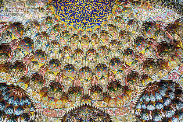 Wabengewölbe (Muqarnas) am Eingang Iwan  Abdulaziz Khan Madrasa  1652  UNESCO-Weltkulturerbe  Buchara  Usbekistan  Zentralasien  Asien