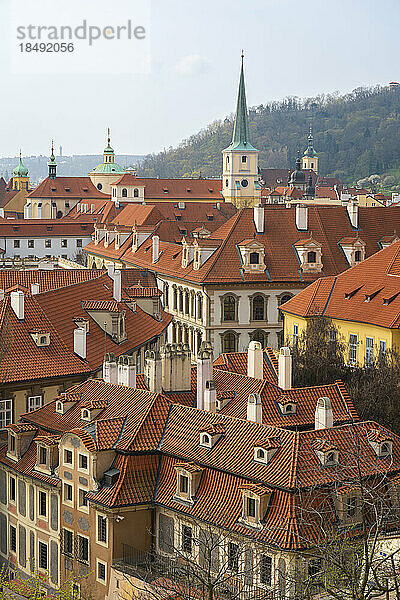 Rote Dächer des Kleinseitner Viertels  dominiert von der Thomaskirche  UNESCO-Weltkulturerbe  Prag  Tschechische Republik (Tschechien)  Europa