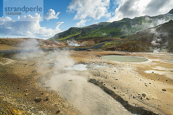 Dampfende Pools  geothermisches Gebiet und heiße Quellen in Seltun Hot Springs  Krysuvik  Hauptstadtregion  Island  Polarregionen