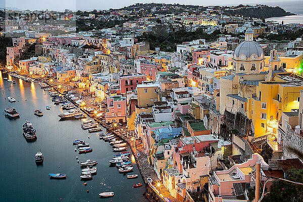 Die wunderschöne italienische Insel Procida  berühmt für ihren farbenfrohen Yachthafen  die kleinen  engen Gassen und die vielen Strände  Procida  Flegreische Inseln  Kampanien  Italien  Europa