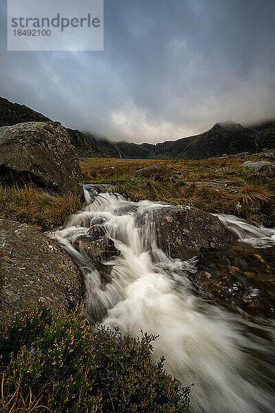 Kaskadenförmiges Wasser im Nant Ffrancon Tal  Snowdonia  Wales  Vereinigtes Königreich  Europa