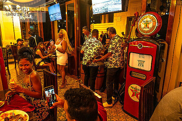 Salsa-Band und Sängerin spielen in einem Retro-Restaurant  Alt-Havanna  Kuba  Westindien  Karibik  Mittelamerika
