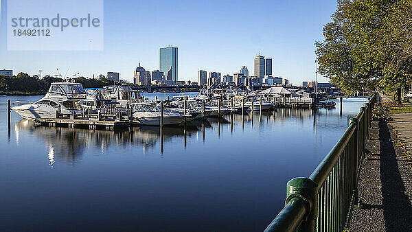 Boston Skyline mit Booten im Hafen  Boston  Massachusetts  Neuengland  Vereinigte Staaten von Amerika  Nordamerika