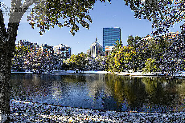 Boston's Public Garden im Herbst Schnee  Boston  Massachusetts  Neuengland  Vereinigte Staaten von Amerika  Nord-Amerika