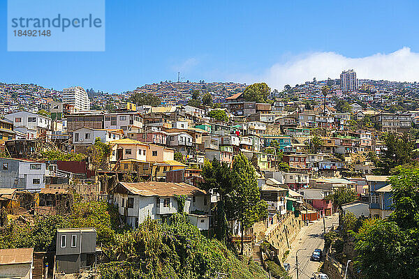 Bunte Häuser in der Stadt an einem sonnigen Tag  Valparaiso  Chile  Südamerika