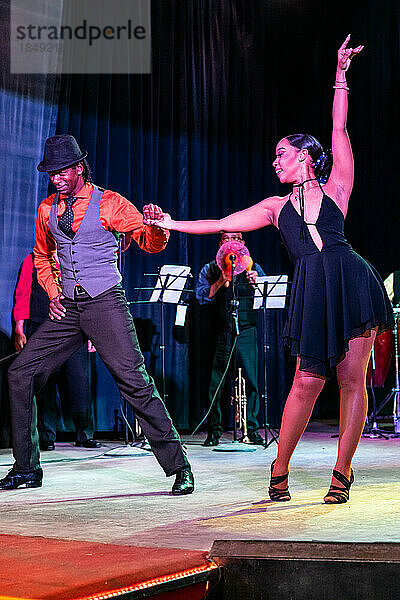 Tänzerinnen und Tänzer im Buena Vista Social Club  Havanna  Kuba  Westindien  Karibik  Mittelamerika