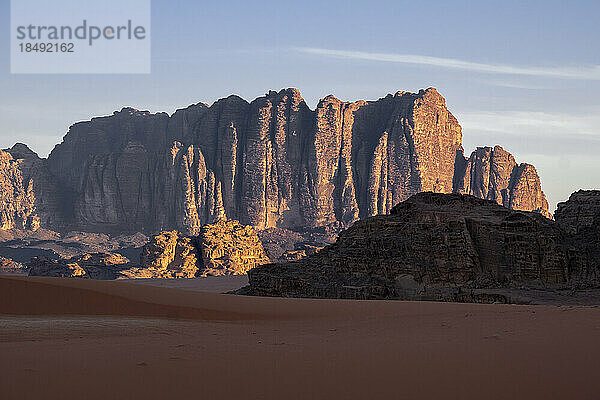Rote Felsen und Berge bei Sonnenaufgang in der Wüste Wadi Rum  UNESCO-Weltkulturerbe  Jordanien  Naher Osten