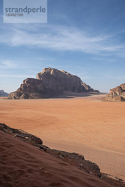 Wüstenebene Wadi Rum von einer Sanddüne aus  UNESCO-Weltkulturerbe  Jordanien  Naher Osten