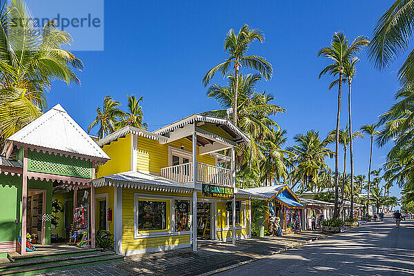Blick auf bunte Geschäfte am Bavaro Beach  Punta Cana  Dominikanische Republik  Westindien  Karibik  Mittelamerika