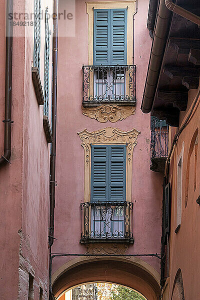Herrschaftliches Gebäude  ornamentale Fassade  Orta  Orta-See  Bezirk Novara  Italienische Seen  Piemont  Italien  Europa