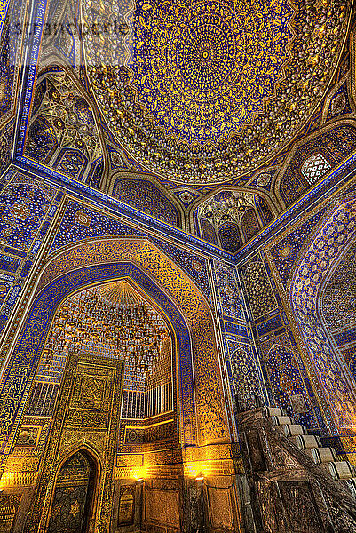 Innenraum  Tilla-Kari-Moschee  fertiggestellt 1660  Registan-Platz  UNESCO-Weltkulturerbe  Samarkand  Usbekistan  Zentralasien  Asien