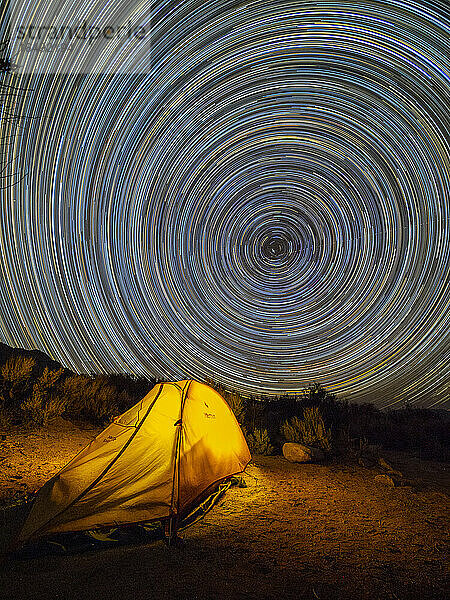 Nachtansicht eines aufgestellten Zeltes in der Alabama Hills National Scenic Area  und Sternenspuren  Kalifornien  Vereinigte Staaten von Amerika  Nordamerika