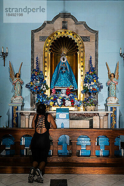 Die Kirche Nuestra Senora de Regla aus dem 19. Jahrhundert  Santeria-Kapelle (afrokubanische Religion)  mit Gläubigen  Havanna  Kuba  Westindien  Karibik  Mittelamerika