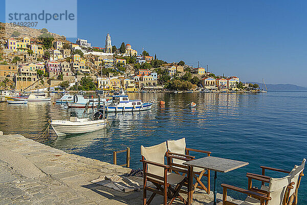 Blick auf die Verkündigungskirche mit Blick auf die Stadt Symi  Insel Symi  Dodekanes  Griechische Inseln  Griechenland  Europa