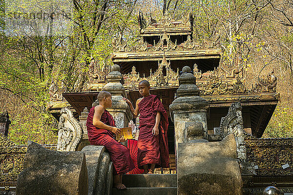 Zwei Novizenmönche im Kloster  Mandalay  Myanmar (Burma)  Asien
