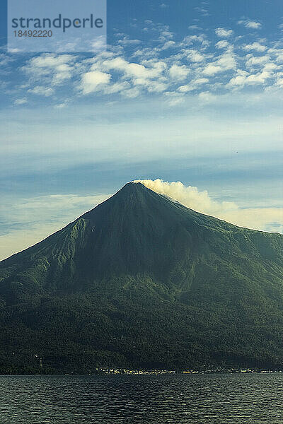 Rauchende Spitze dieses aktiven 1784 m hohen Vulkans des Pazifischen Feuerrings  Mount Karangetang  Siau  Sangihe Inseln  Sulawesi  Indonesien  Südostasien  Asien