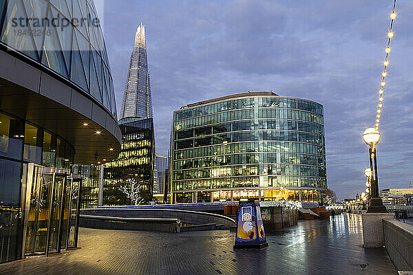 Der Queens Walk in der Morgendämmerung mit Blick auf den Shard  London  England  Vereinigtes Königreich  Europa