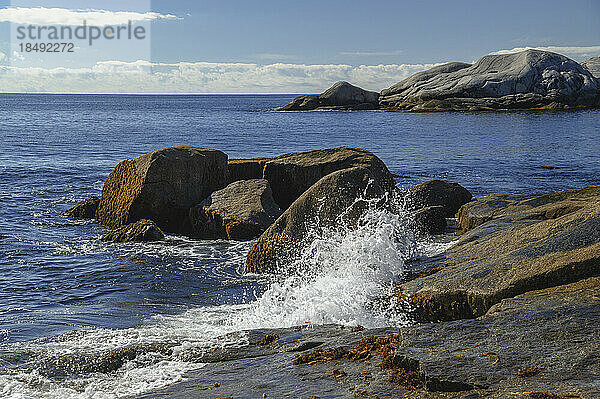 Wellen brechen am felsigen Ufer  Crystal Crescent Beach Provincial Park  Nova Scotia  Kanada  Nordamerika