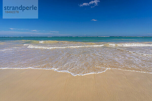 Blick auf Sand und Meer am Bavaro Beach  Punta Cana  Dominikanische Republik  Westindien  Karibik  Mittelamerika