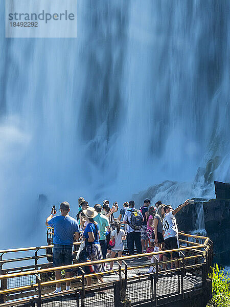 Touristen auf einer Plattform im unteren Kreislauf der Iguazu-Fälle  UNESCO-Weltkulturerbe  Provinz Misiones  Argentinien  Südamerika