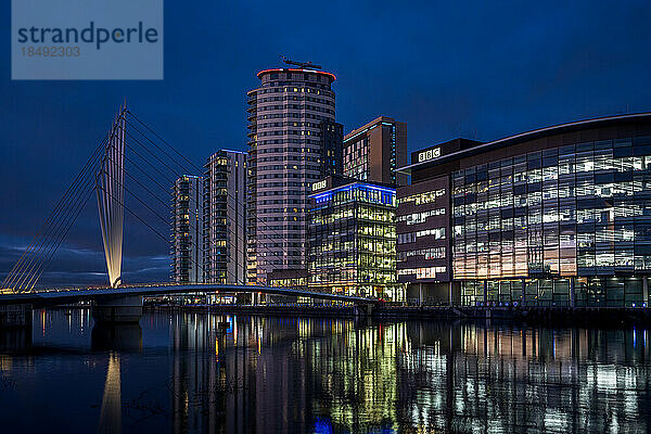 MediaCity und Swingbridge bei Nacht  Salford Quays  Manchester  England  Vereinigtes Königreich  Europa