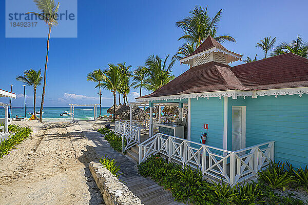 Blick auf Strandbar und Palmen am Bavaro Beach  Punta Cana  Dominikanische Republik  Westindien  Karibik  Mittelamerika