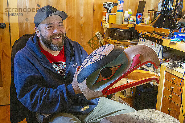 Kunsthandwerker mit traditioneller Maske in Old Massett (Gaw in Xaad kil)  Graham Island (Haida Gwaii)  British Columbia  Kanada  Nordamerika