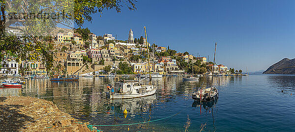 Blick auf die Verkündigungskirche mit Blick auf die Stadt Symi  Insel Symi  Dodekanes  Griechische Inseln  Griechenland  Europa