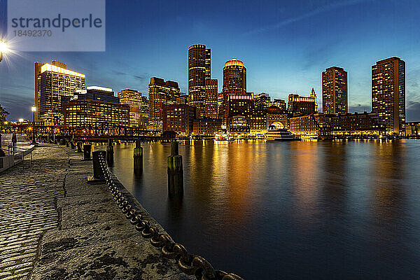 Boston Waterfront Skyline am Fan Pier  Boston  Massachusetts  Neuengland  Vereinigte Staaten von Amerika  Nordamerika