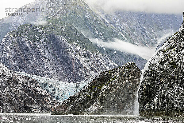 Ein Wasserfall in der Nähe des Sawyer-Gletschers in der Tracy Arm-Fords Terror Wilderness  Südost-Alaska  Vereinigte Staaten von Amerika  Nordamerika