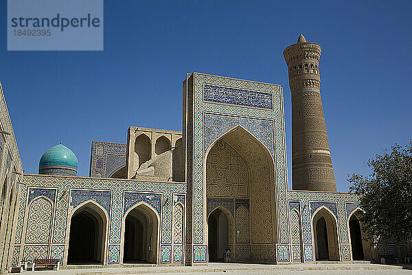 Kalyon-Moschee  1514  im Hintergrund das Kalyon-Minarett  Poi Kalyon-Platz  UNESCO-Weltkulturerbe  Buchara  Usbekistan  Zentralasien  Asien