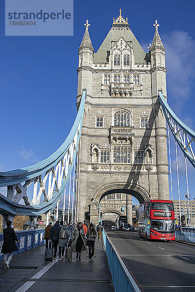 Tower Bridge Approach  London  England  Vereinigtes Königreich  Europa