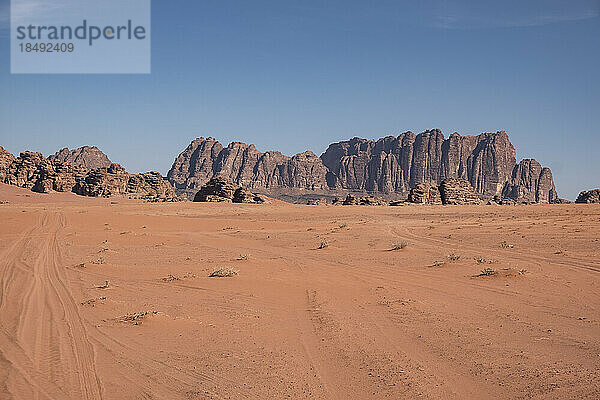 Rote Felsen und Berge in der Wüste Wadi Rum  UNESCO-Weltkulturerbe  Jordanien  Naher Osten